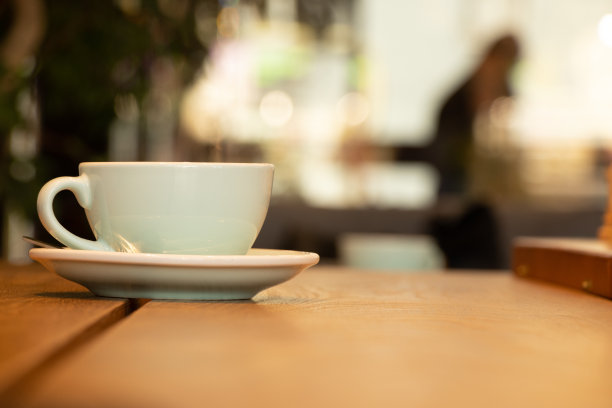 一杯咖啡放在咖啡馆的木桌上，咖啡图片下载