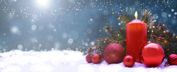 云杉，冷杉枝，圣诞蜡烛和彩球模糊的圣诞灯背景。帧边界。圣诞装饰构图。空间的文本。横幅。图片下载