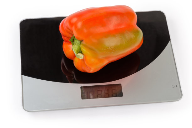 数字厨房秤上的甜椒是橙色的图片下载