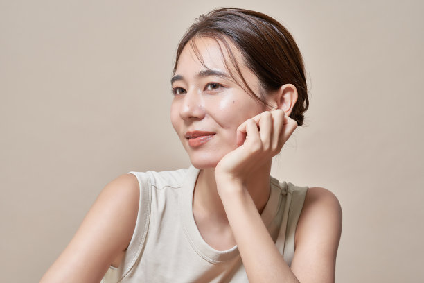 拄着拐杖的年轻女子图片下载