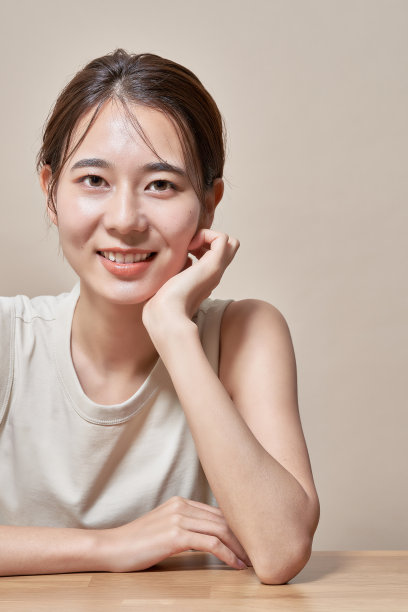 拄着拐杖的年轻女子图片下载