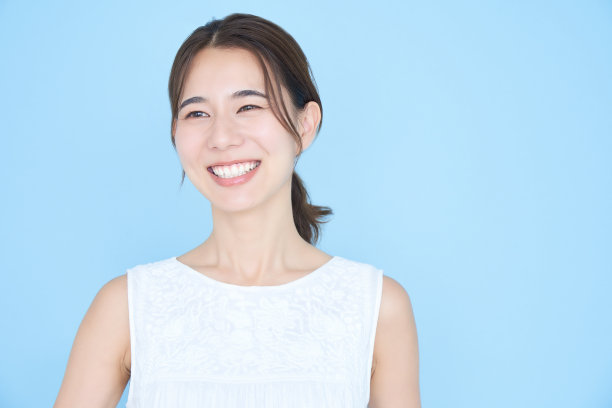 年轻女子穿着无袖和蓝色背景图片下载