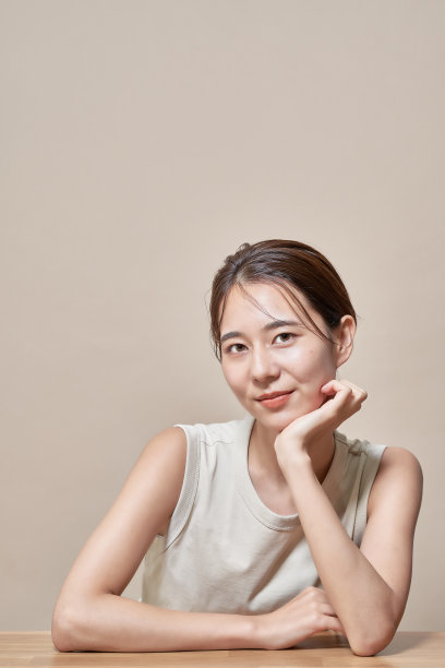 拄着拐杖的年轻女子图片下载