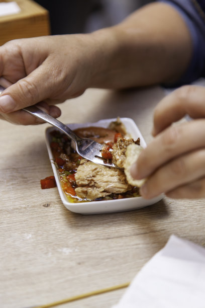 西班牙典型的金枪鱼串图片下载