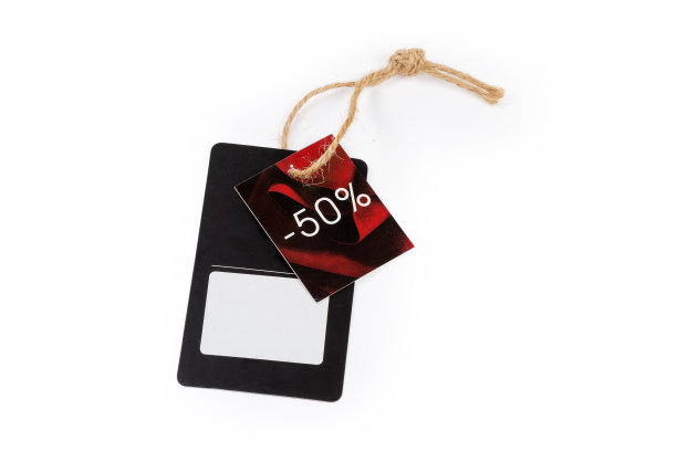 纸箱衣物吊牌和折扣吊牌系在黄绳上图片下载