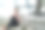 年轻的亚洲妇女通过在客厅的笔记本电脑上观看在线教程来学习锻炼。图片下载