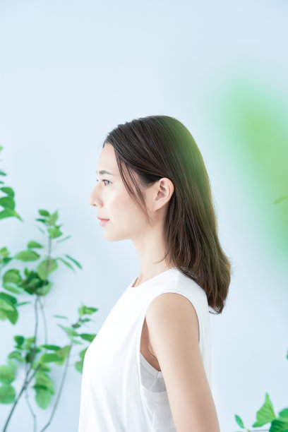 被植物包围的年轻女子图片下载