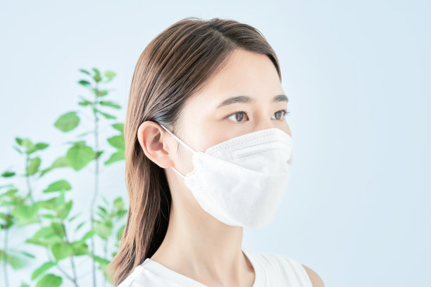 戴着面具的年轻女子图片下载