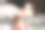快乐的中年妇女坐在床上伸展双臂图片下载