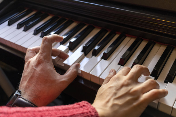 男女情侣一起弹钢琴图片下载