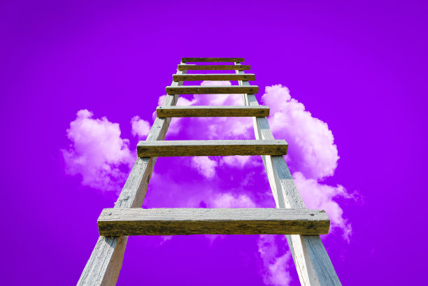 成功之路的概念。木梯通向高高的天堂。蓝天白云，成功理念。space.Toned副本。图片下载