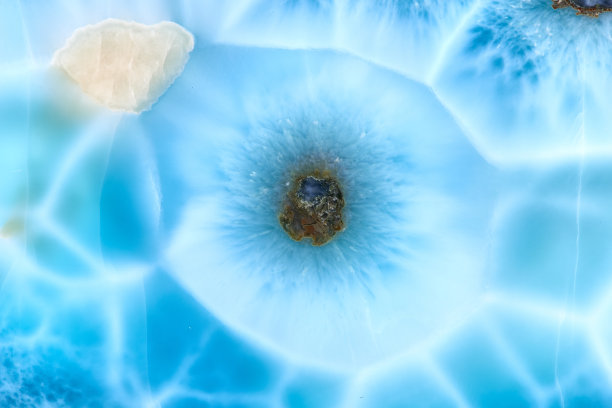 近距离拍摄的Larimar珠宝材料，色彩斑斓，美丽。图片下载