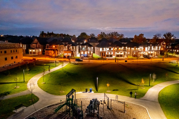 多色树叶在戛纳社区公园和麦肯齐博士秋天，伍德布里奇，加拿大图片下载