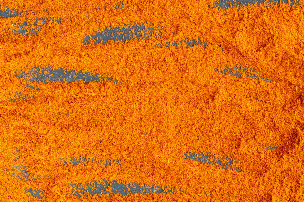 红色的辣椒和辣椒调料散落在黑色的混凝土背景上。宏。前视图。印度菜的概念图片下载