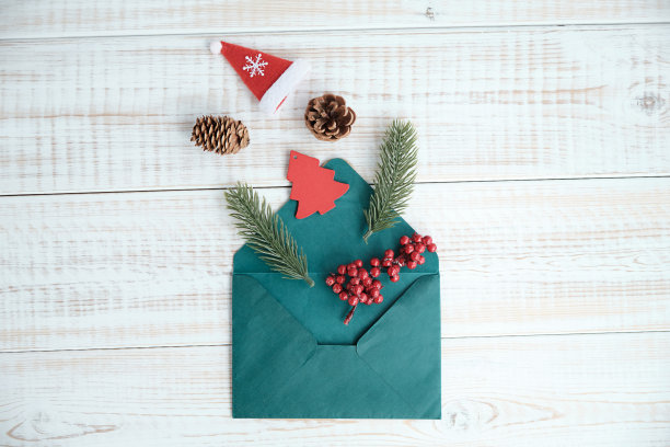 圣诞节的概念-圣诞装饰从一个信封图片下载