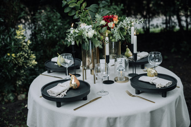 用盘子、餐具和鲜花装饰的现代婚礼餐桌图片下载