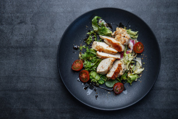 烤鸡胸肉配沙拉图片下载