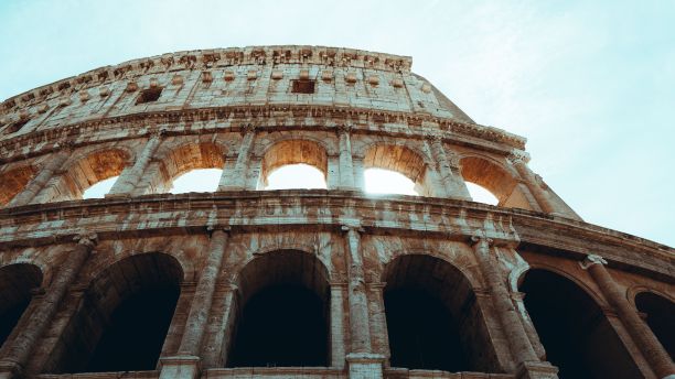 低角度拍摄的历史罗马斗兽场，意大利图片下载