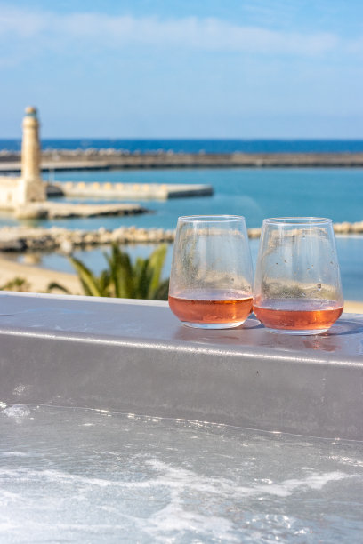 希腊克里特岛Rethymnon镇Rethymnon灯塔上的热浴池图片下载