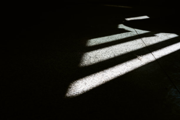 黑白城市的光影图片下载