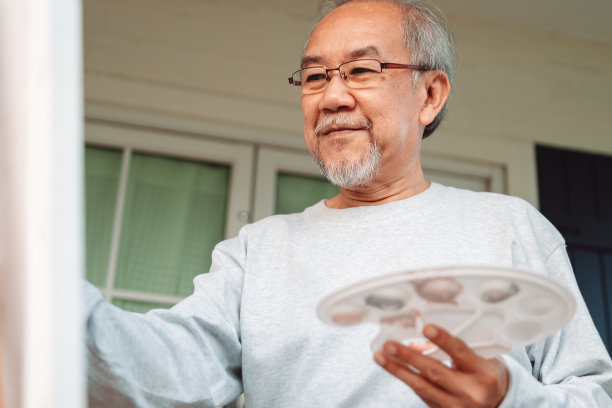 亚洲护工帮助跌倒在地的老年男性。理疗时发生意外心脏病的老年男性患者。护士辅助救援的概念。图片下载