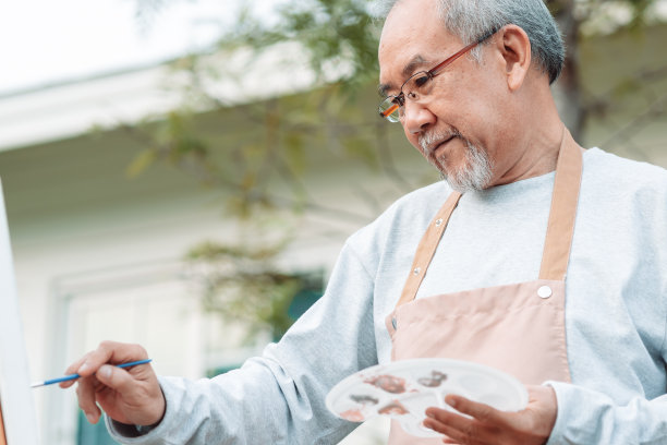 亚洲护工帮助跌倒在地的老年男性。理疗时发生意外心脏病的老年男性患者。护士辅助救援的概念。图片下载