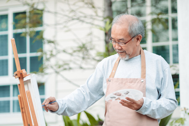 亚洲护工帮助跌倒在地的老年男性。理疗时发生意外心脏病的老年男性患者。护士辅助救援的概念。图片下载