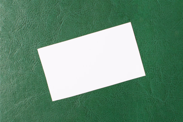 一张空白的白色名片，在深绿色的背景上有插入文字的位置图片下载