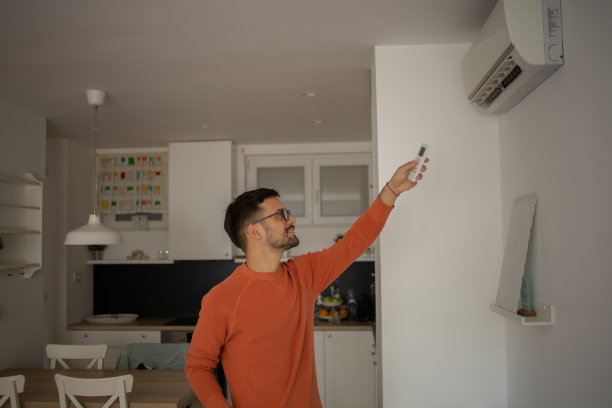 男子打开空调图片下载