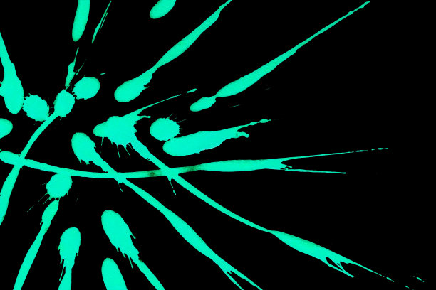 绿色水彩或墨水纹理飞溅和条纹在白色背景，抽象水彩，抽象墨水图片下载