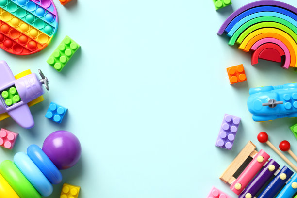 平放的婴儿玩具。顶视图彩色教育玩具在柔和的蓝色背景。图片下载