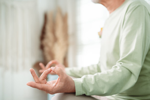 亚洲老人在家中客厅做瑜伽放松，成熟的退休快乐健康的生活方式理念。图片下载