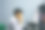 一名亚洲男子晚上在电脑前加班，感到眼睛很累——这是一种不健康的生活方式图片下载