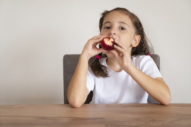 吃苹果的可爱女孩图片下载