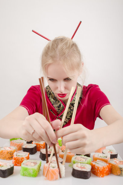 女孩把寿司图片下载