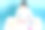 糕点师女厨师展示手指心形符号旁边的奶油白色两层婚礼(生日)蛋糕与鲜花在工作室的桌子上蓝色背景。热爱工作的概念图片下载