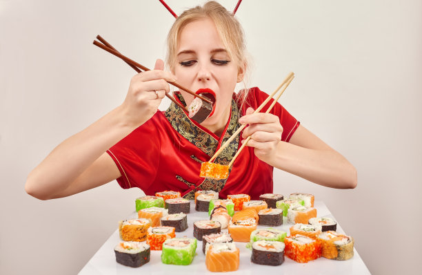 女孩吃寿司图片下载