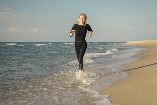 女子在沙滩上跑步图片下载