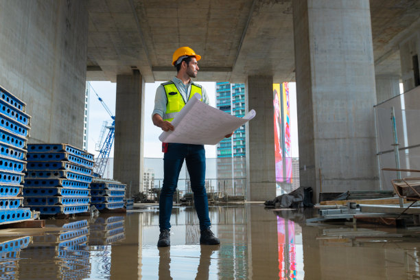 结构工程师正在与绘图团队协调，以确保现场符合合同中规定的规格。图片下载