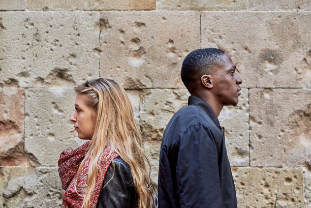 这对年轻的情侣看着不同的方向。图片下载