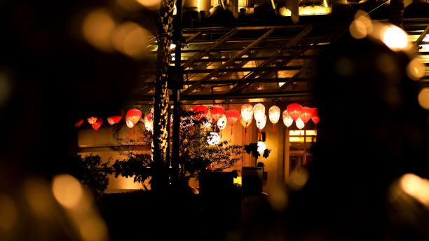 中秋节的传统灯笼颜色各异图片下载