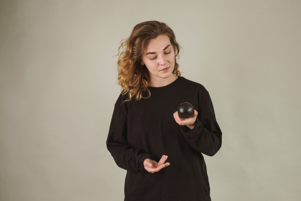 金发女子肖像在工作室的黑色背景。情绪图片下载