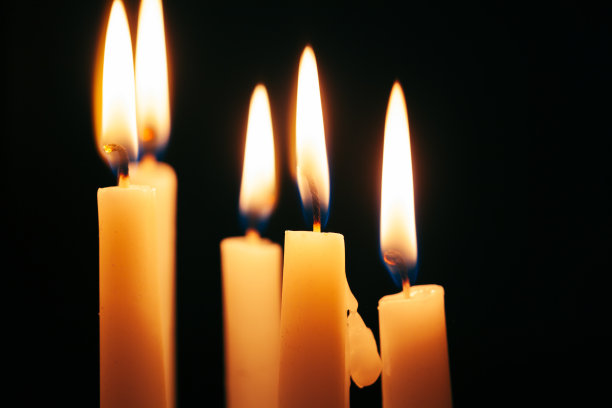 蜡烛的光照亮了黑暗图片下载