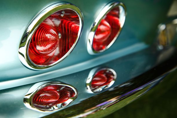 一辆老式经典汽车尾灯的特写镜头图片下载