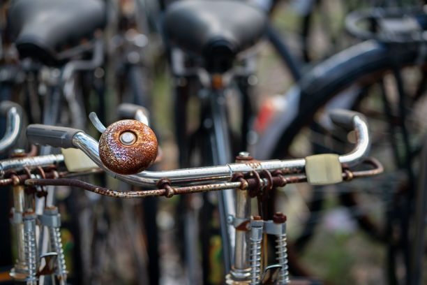一个生锈的自行车铃铛的特写站在户外图片下载