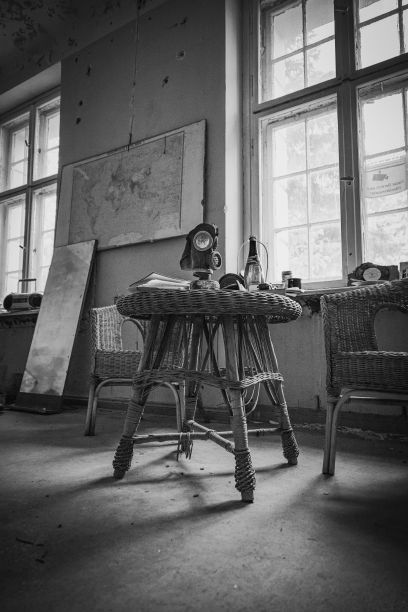 一个废弃房子里的家具的垂直黑白照片图片下载