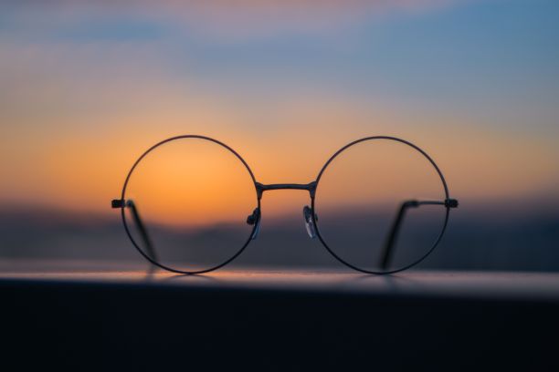 日落时，圆金属玻璃的特写镜头图片下载