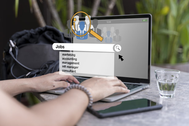 在家办公的女性手按键盘，求职人力资源招聘职业概念。图片下载