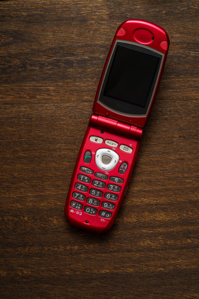 白色背景的旧手机图片下载