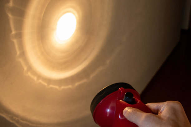 用手电筒照墙图片下载